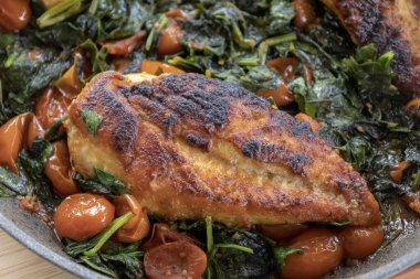 Ispanaklı tavuk göğsü ve tavada vişneli domates.