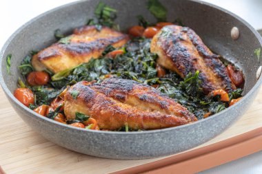 Ispanaklı tavuk göğsü ve tavada vişneli domates.