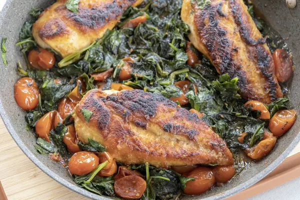 Ispanaklı tavuk göğsü ve tavada vişneli domates.