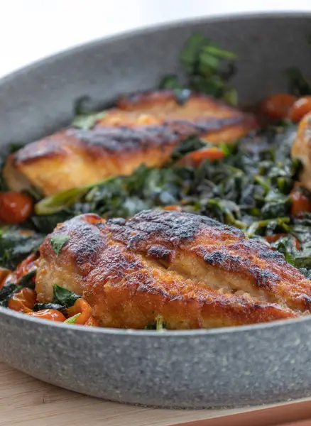 Ispanaklı tavuk göğsü ve tavada vişneli domates.