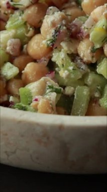  Nohut, salatalık ve peynir ile yapılmış lezzetli ve sağlıklı bir salata.