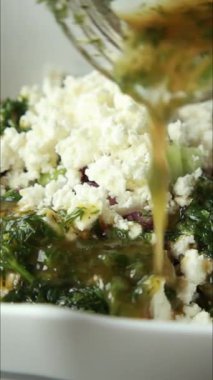  Nohut, salatalık ve peynir ile yapılmış lezzetli ve sağlıklı bir salata.