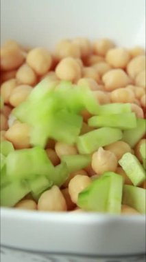  Nohut, salatalık ve peynir ile yapılmış lezzetli ve sağlıklı bir salata.