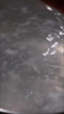  Bir yumurtayı nasıl haşlayacağımızı adım adım öğreneceğiz. Yumurta nazikçe kırılır, kaynayan suya kayar ve beyaz ayarlanana ve yumurta sarısı akmaya devam edene kadar pişirilir.