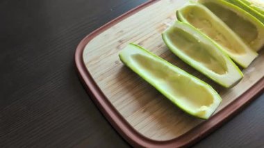  Kadının elleri dikkatle tahta kesme tahtasına kabak oyuyor. Tohumları çıkarıyor.