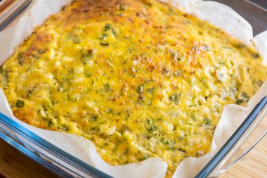 Lezzetli ve sağlıklı süzme peynirli kabaklı kiş. Bu altın fırınlanmış yemek bir kahvaltı ya da hafif bir öğle yemeği için mükemmel.