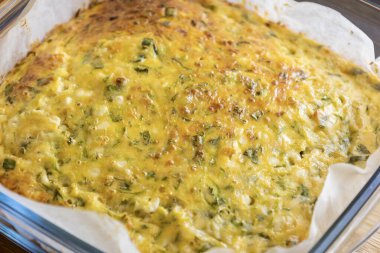 Lezzetli ve sağlıklı süzme peynirli kabaklı kiş. Bu altın fırınlanmış yemek bir kahvaltı ya da hafif bir öğle yemeği için mükemmel.