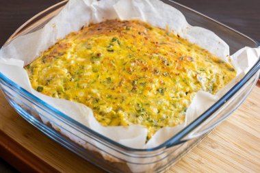 Lezzetli ve sağlıklı süzme peynirli kabaklı kiş. Bu altın fırınlanmış yemek bir kahvaltı ya da hafif bir öğle yemeği için mükemmel.