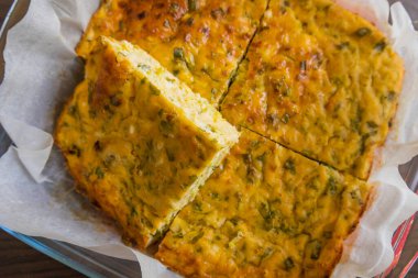 Lezzetli ve sağlıklı süzme peynirli kabaklı kiş. Bu altın fırınlanmış yemek bir kahvaltı ya da hafif bir öğle yemeği için mükemmel.