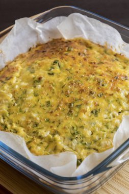 Lezzetli ve sağlıklı süzme peynirli kabaklı kiş. Bu altın fırınlanmış yemek bir kahvaltı ya da hafif bir öğle yemeği için mükemmel.