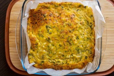 Lezzetli ve sağlıklı süzme peynirli kabaklı kiş. Bu altın fırınlanmış yemek bir kahvaltı ya da hafif bir öğle yemeği için mükemmel.