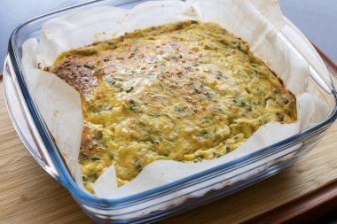 Lezzetli ve sağlıklı süzme peynirli kabaklı kiş. Bu altın fırınlanmış yemek bir kahvaltı ya da hafif bir öğle yemeği için mükemmel.