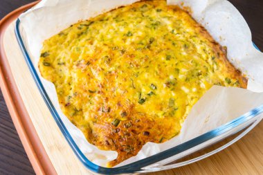 Lezzetli ve sağlıklı süzme peynirli kabaklı kiş. Bu altın fırınlanmış yemek bir kahvaltı ya da hafif bir öğle yemeği için mükemmel.