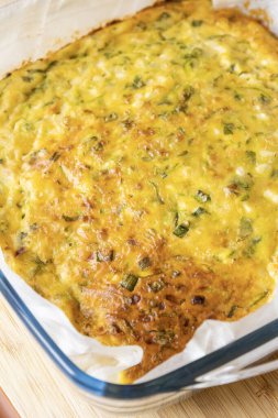 Lezzetli ve sağlıklı süzme peynirli kabaklı kiş. Bu altın fırınlanmış yemek bir kahvaltı ya da hafif bir öğle yemeği için mükemmel.