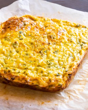 Lezzetli ve sağlıklı süzme peynirli kabaklı kiş. Bu altın fırınlanmış yemek bir kahvaltı ya da hafif bir öğle yemeği için mükemmel.