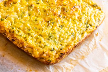 Lezzetli ve sağlıklı süzme peynirli kabaklı kiş. Bu altın fırınlanmış yemek bir kahvaltı ya da hafif bir öğle yemeği için mükemmel.