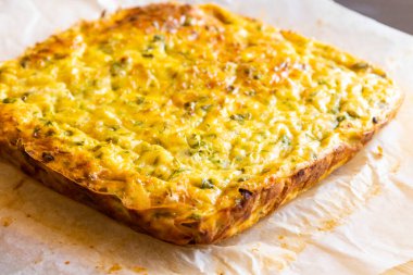 Lezzetli ve sağlıklı süzme peynirli kabaklı kiş. Bu altın fırınlanmış yemek bir kahvaltı ya da hafif bir öğle yemeği için mükemmel.