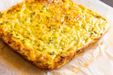 Lezzetli ve sağlıklı süzme peynirli kabaklı kiş. Bu altın fırınlanmış yemek bir kahvaltı ya da hafif bir öğle yemeği için mükemmel.