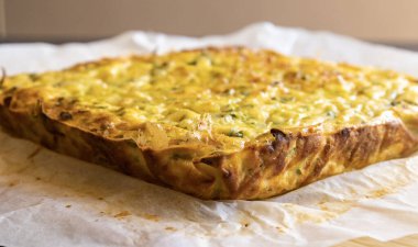 Lezzetli ve sağlıklı süzme peynirli kabaklı kiş. Bu altın fırınlanmış yemek bir kahvaltı ya da hafif bir öğle yemeği için mükemmel.