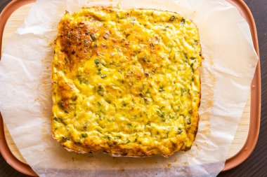 Lezzetli ve sağlıklı süzme peynirli kabaklı kiş. Bu altın fırınlanmış yemek bir kahvaltı ya da hafif bir öğle yemeği için mükemmel.