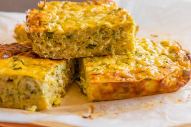 Lezzetli ve sağlıklı süzme peynirli kabaklı kiş. Bu altın fırınlanmış yemek bir kahvaltı ya da hafif bir öğle yemeği için mükemmel.