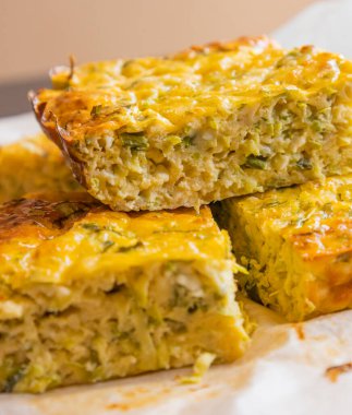 Lezzetli ve sağlıklı süzme peynirli kabaklı kiş. Bu altın fırınlanmış yemek bir kahvaltı ya da hafif bir öğle yemeği için mükemmel.