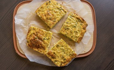 Lezzetli ve sağlıklı süzme peynirli kabaklı kiş. Bu altın fırınlanmış yemek bir kahvaltı ya da hafif bir öğle yemeği için mükemmel.