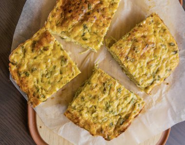 Lezzetli ve sağlıklı süzme peynirli kabaklı kiş. Bu altın fırınlanmış yemek bir kahvaltı ya da hafif bir öğle yemeği için mükemmel.