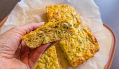 Lezzetli ve sağlıklı süzme peynirli kabaklı kiş. Bu altın fırınlanmış yemek bir kahvaltı ya da hafif bir öğle yemeği için mükemmel.