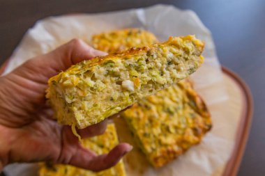 Lezzetli ve sağlıklı süzme peynirli kabaklı kiş. Bu altın fırınlanmış yemek bir kahvaltı ya da hafif bir öğle yemeği için mükemmel.