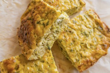 Lezzetli ve sağlıklı süzme peynirli kabaklı kiş. Bu altın fırınlanmış yemek bir kahvaltı ya da hafif bir öğle yemeği için mükemmel.