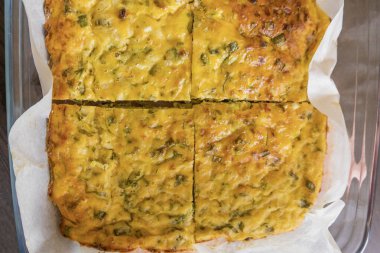 Lezzetli ve sağlıklı süzme peynirli kabaklı kiş. Bu altın fırınlanmış yemek bir kahvaltı ya da hafif bir öğle yemeği için mükemmel.