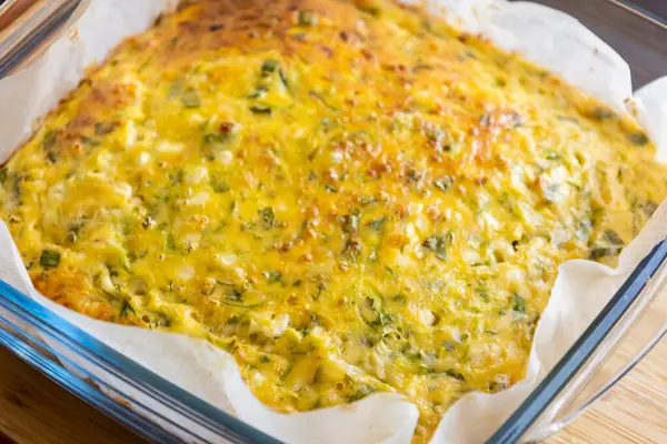 Lezzetli ve sağlıklı süzme peynirli kabaklı kiş. Bu altın fırınlanmış yemek bir kahvaltı ya da hafif bir öğle yemeği için mükemmel.