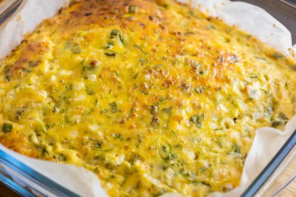 Lezzetli ve sağlıklı süzme peynirli kabaklı kiş. Bu altın fırınlanmış yemek bir kahvaltı ya da hafif bir öğle yemeği için mükemmel.