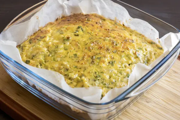 Lezzetli ve sağlıklı süzme peynirli kabaklı kiş. Bu altın fırınlanmış yemek bir kahvaltı ya da hafif bir öğle yemeği için mükemmel.