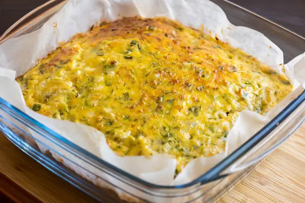 Lezzetli ve sağlıklı süzme peynirli kabaklı kiş. Bu altın fırınlanmış yemek bir kahvaltı ya da hafif bir öğle yemeği için mükemmel.