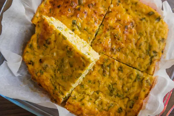 Lezzetli ve sağlıklı süzme peynirli kabaklı kiş. Bu altın fırınlanmış yemek bir kahvaltı ya da hafif bir öğle yemeği için mükemmel.