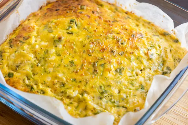 Lezzetli ve sağlıklı süzme peynirli kabaklı kiş. Bu altın fırınlanmış yemek bir kahvaltı ya da hafif bir öğle yemeği için mükemmel.