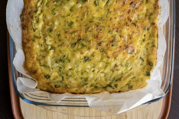 Lezzetli ve sağlıklı süzme peynirli kabaklı kiş. Bu altın fırınlanmış yemek bir kahvaltı ya da hafif bir öğle yemeği için mükemmel.