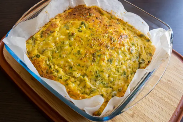 Lezzetli ve sağlıklı süzme peynirli kabaklı kiş. Bu altın fırınlanmış yemek bir kahvaltı ya da hafif bir öğle yemeği için mükemmel.