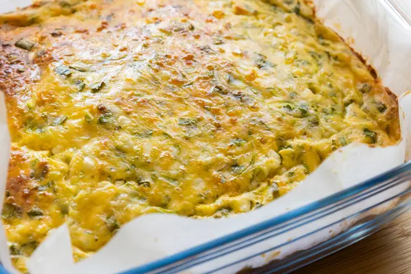 Lezzetli ve sağlıklı süzme peynirli kabaklı kiş. Bu altın fırınlanmış yemek bir kahvaltı ya da hafif bir öğle yemeği için mükemmel.