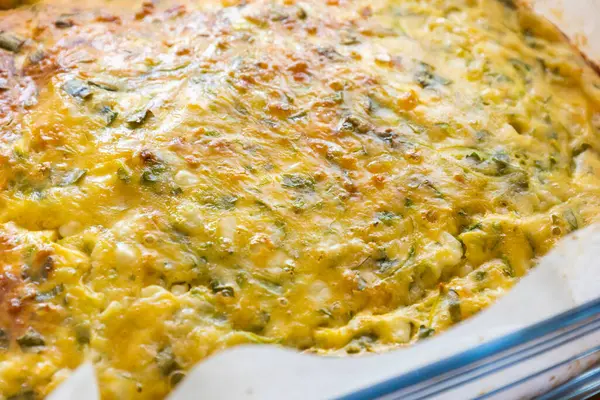 Lezzetli ve sağlıklı süzme peynirli kabaklı kiş. Bu altın fırınlanmış yemek bir kahvaltı ya da hafif bir öğle yemeği için mükemmel.