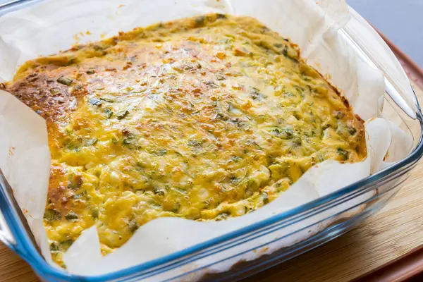 Lezzetli ve sağlıklı süzme peynirli kabaklı kiş. Bu altın fırınlanmış yemek bir kahvaltı ya da hafif bir öğle yemeği için mükemmel.