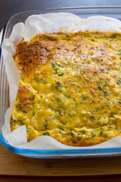 Lezzetli ve sağlıklı süzme peynirli kabaklı kiş. Bu altın fırınlanmış yemek bir kahvaltı ya da hafif bir öğle yemeği için mükemmel.