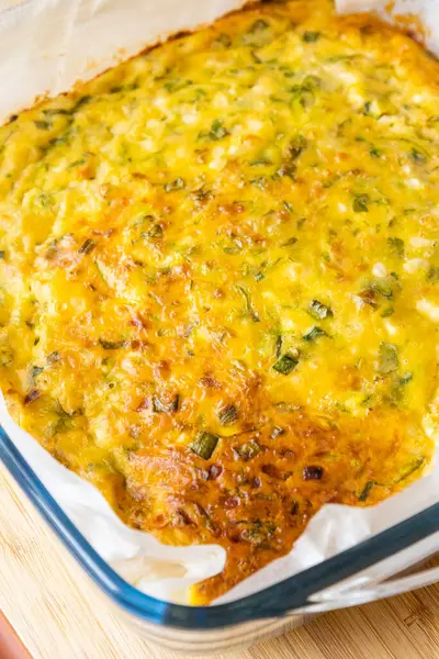 Lezzetli ve sağlıklı süzme peynirli kabaklı kiş. Bu altın fırınlanmış yemek bir kahvaltı ya da hafif bir öğle yemeği için mükemmel.