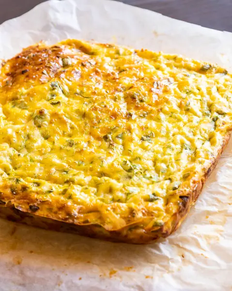 Lezzetli ve sağlıklı süzme peynirli kabaklı kiş. Bu altın fırınlanmış yemek bir kahvaltı ya da hafif bir öğle yemeği için mükemmel.