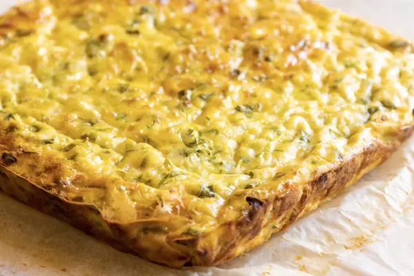 Lezzetli ve sağlıklı süzme peynirli kabaklı kiş. Bu altın fırınlanmış yemek bir kahvaltı ya da hafif bir öğle yemeği için mükemmel.