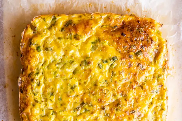 Lezzetli ve sağlıklı süzme peynirli kabaklı kiş. Bu altın fırınlanmış yemek bir kahvaltı ya da hafif bir öğle yemeği için mükemmel.