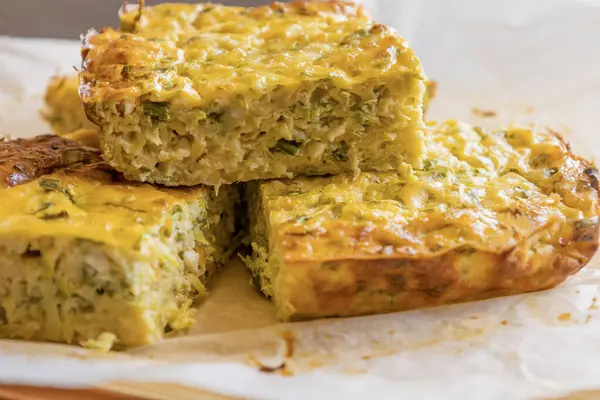 Lezzetli ve sağlıklı süzme peynirli kabaklı kiş. Bu altın fırınlanmış yemek bir kahvaltı ya da hafif bir öğle yemeği için mükemmel.