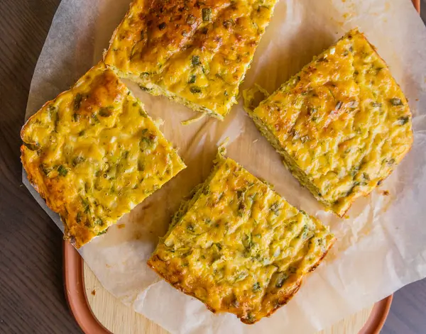 Lezzetli ve sağlıklı süzme peynirli kabaklı kiş. Bu altın fırınlanmış yemek bir kahvaltı ya da hafif bir öğle yemeği için mükemmel.